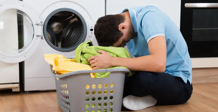 آیا تا به حال با مشکل نخ کش و پاره شدن لباس‌ها در لباسشویی مواجه شده‌اید؟ این مشکل می‌تواند ناشی از عواملی مانند تنظیم نادرست ماشین، نوع مواد شوینده و حتی نحوه بارگذاری لباس‌ها باشد.